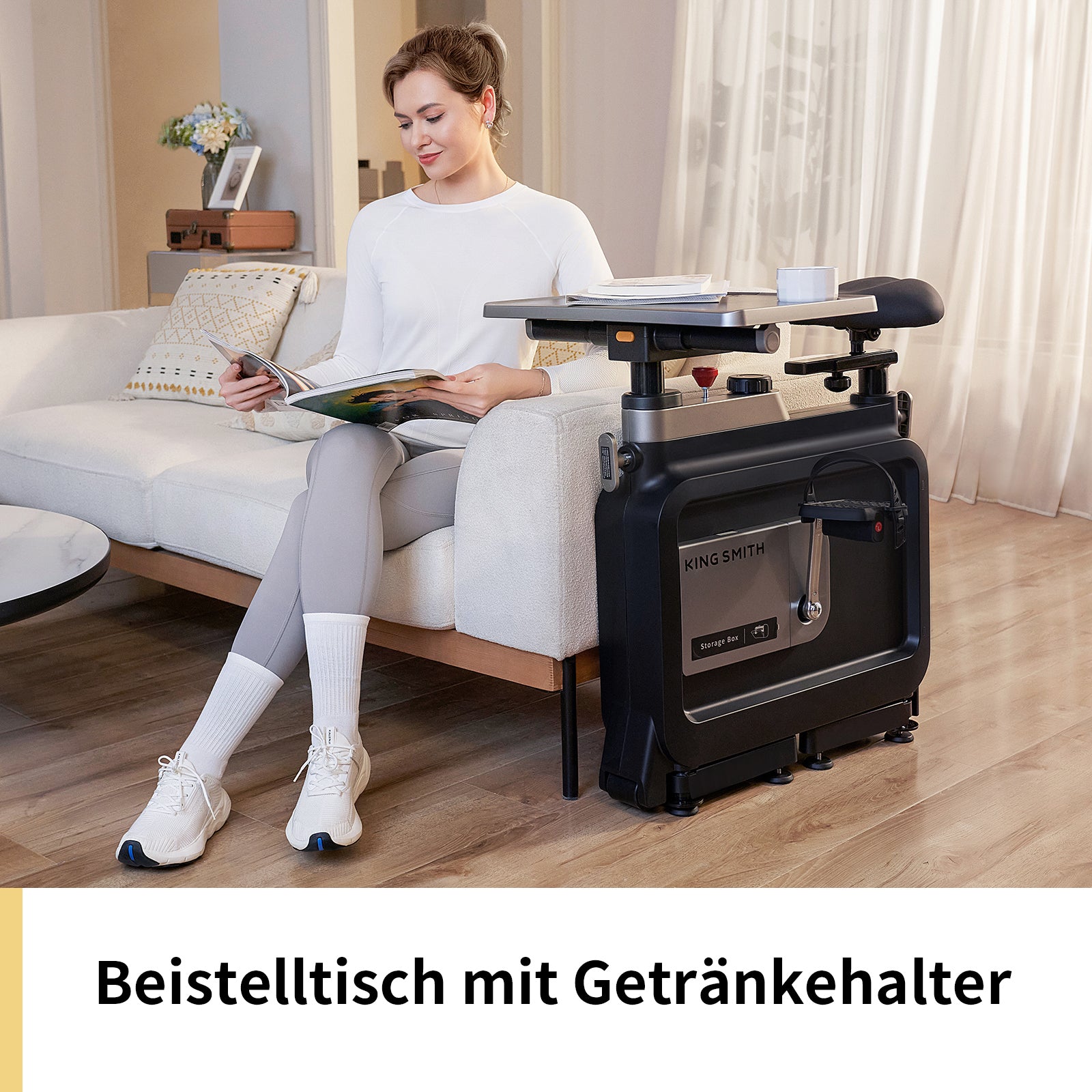 Eine Frau sitzt auf einem Sofa und liest eine Zeitschrift neben einem multifunktionalen Beistelltisch, während ihr Kingsmith Office Bike W1B, ein platzsparendes Fitnessgerät von Kingsmith, ordentlich in der Nähe verstaut ist.