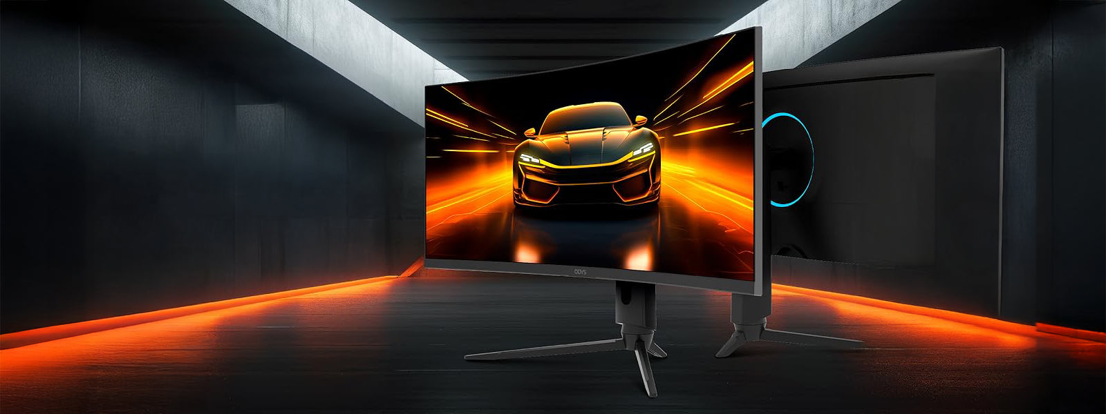 Ein gebogener Computermonitor auf einem Schreibtisch zeigt das Bild eines schnittigen Sportwagens mit orangefarbenen Bewegungseffekten in einem schwach beleuchteten Raum mit orangefarbener Akzentbeleuchtung.