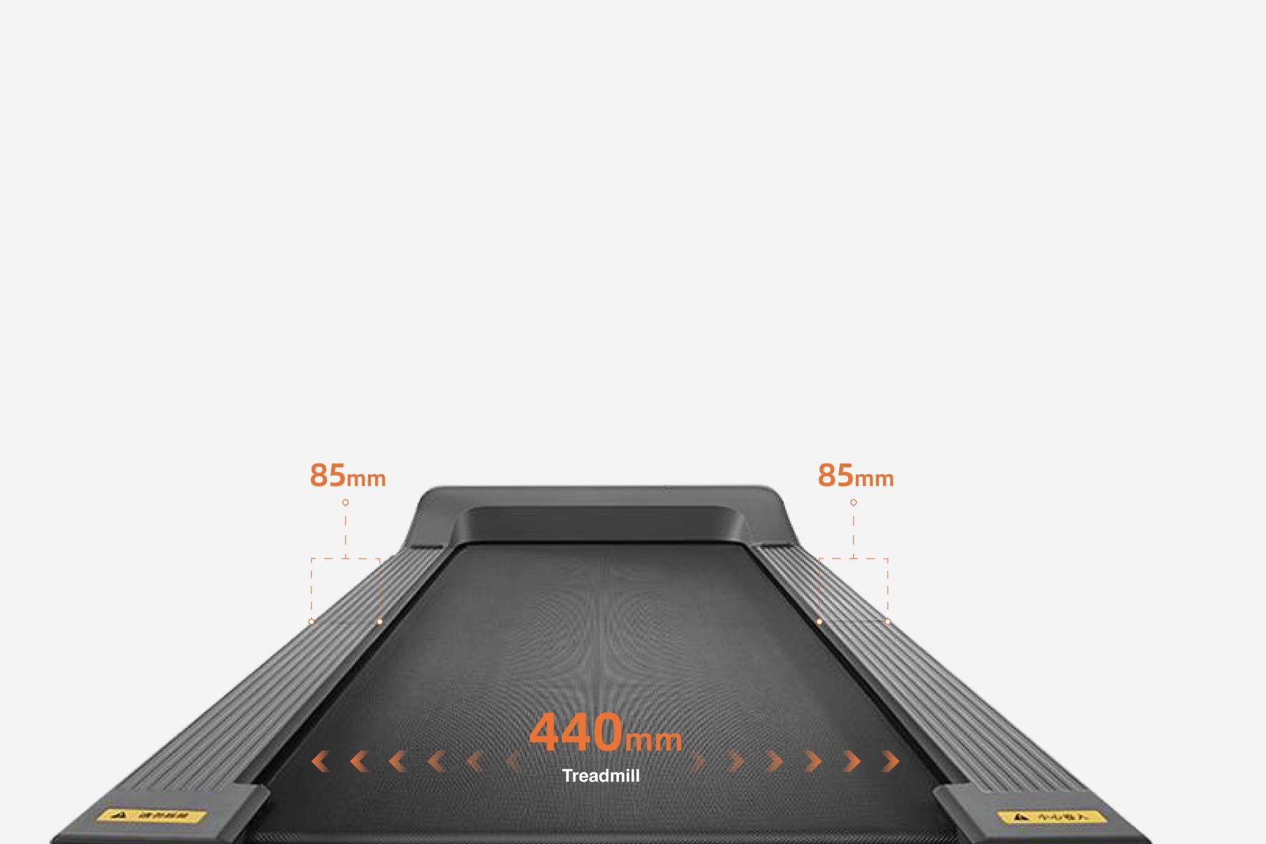 Das Kingsmith WalkingPad G1 – ein klappbares Laufband mit einer 440 mm breiten Lauffläche und einem seitlichen Abstand von 85 mm, von vorne betrachtet und mit Maßangaben versehen – eignet sich ideal als Laufband für zu Hause.