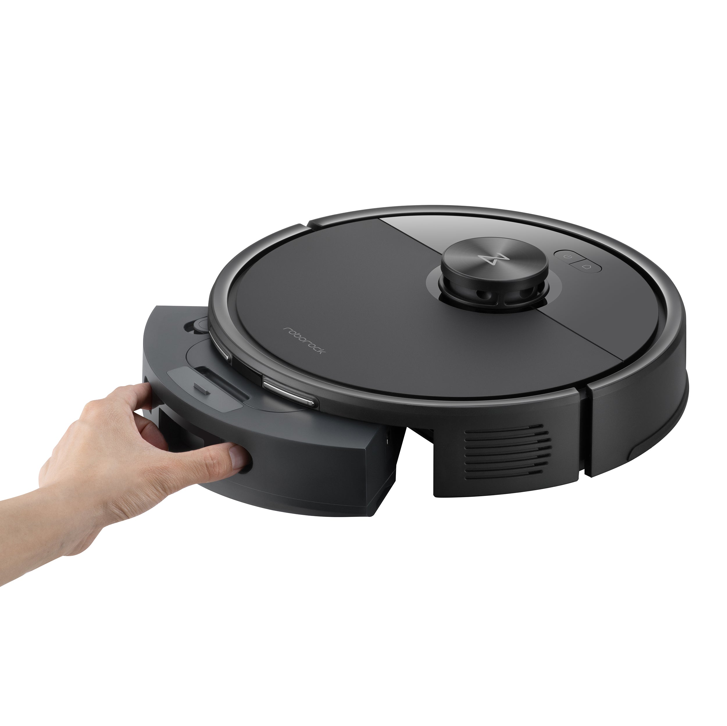 Eine Hand entnimmt den Mülleimer aus dem runden, schwarzen Roborock Q7 TF+ Schwarz Saugroboter mit Dual Anti-Tangle System und 10.000 Pa Saugkraft von Roborock, auf weißem Hintergrund.