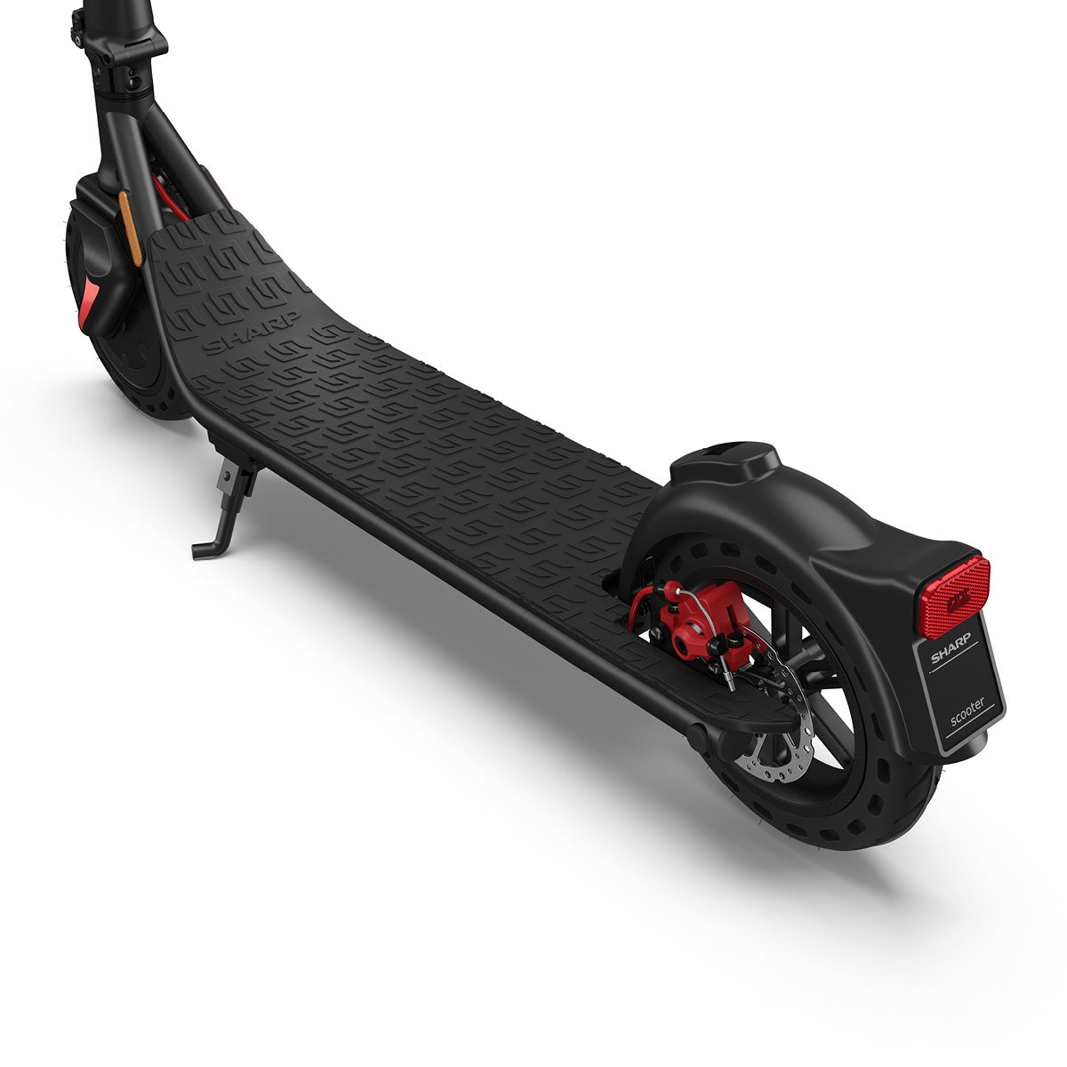 Nahaufnahme des Decks, des Hinterrads und des dualen Bremssystems des Sharp Core S3 E-Scooters, mit strukturierter Fußplattform und roten Bremssattelakzenten.