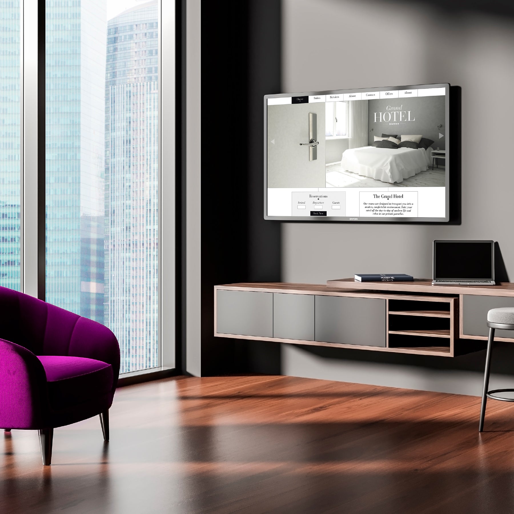 Modernes Büro mit lilafarbenem Stuhl, schwebendem Holzschreibtisch, offenem Laptop und einem an der Wand montierten Dyon DYON Smart 55 VX Smart TV (55 Zoll, 139 cm), der eine Hotelbuchungsseite zeigt. Ein großes Fenster zeigt hohe Wolkenkratzer draußen.