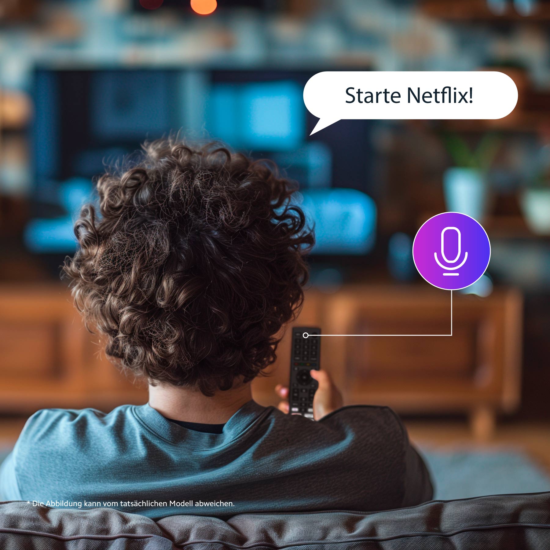 Eine Person mit lockigem Haar sitzt auf einer Couch vor einem Dyon DYON Smart 55 VX Smart TV (55 Zoll, 139 cm), hält eine Fernbedienung in der Hand und verwendet einen Sprachbefehl: "Starte Netflix!".