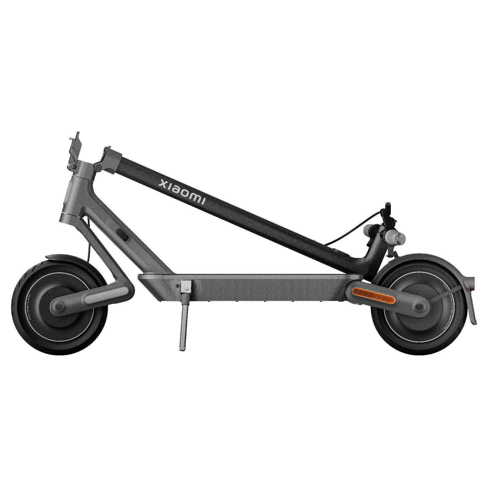 Ein schwarzer Xiaomi Electric Scooter 4 Ultra wird zusammengefaltet gezeigt, wobei die Räder, der Rahmen und der Ständer mit DuraGel-Reifen vor einem weißen Hintergrund zu sehen sind.