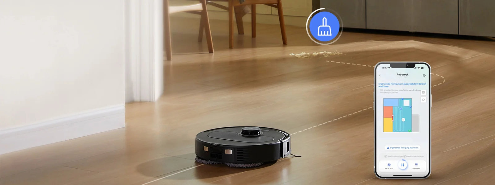 Ein Staubsaugerroboter reinigt einen Holzboden, während ein Smartphone die Reinigungskarte und die Bedienelemente anzeigt.