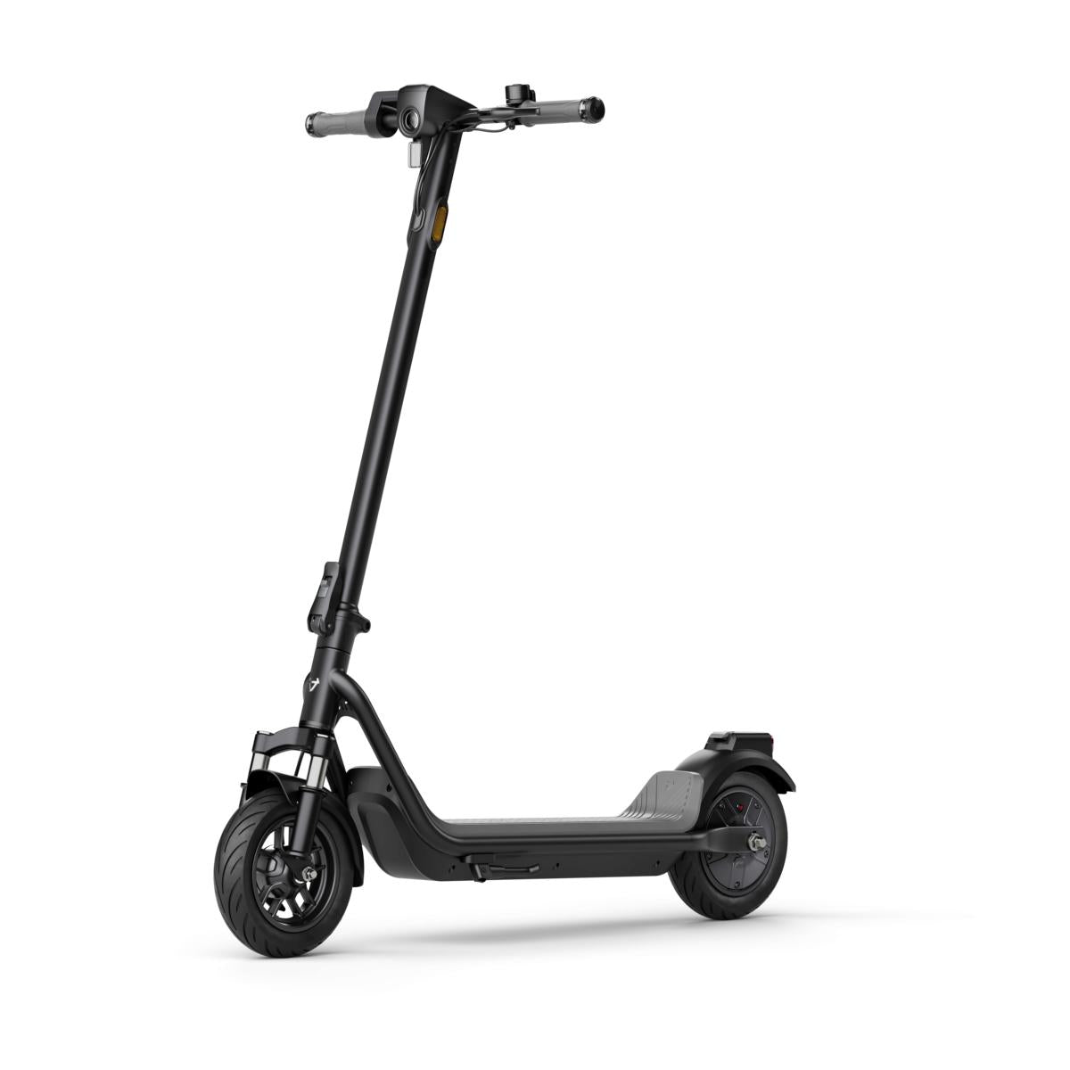 Der E-Scooter NIU KQi100P Anthrazit mit seinem hohen Lenker, den kleinen Rädern und der breiten Plattform für die Mobilität in der Stadt wird vor einem schlichten weißen Hintergrund gezeigt.