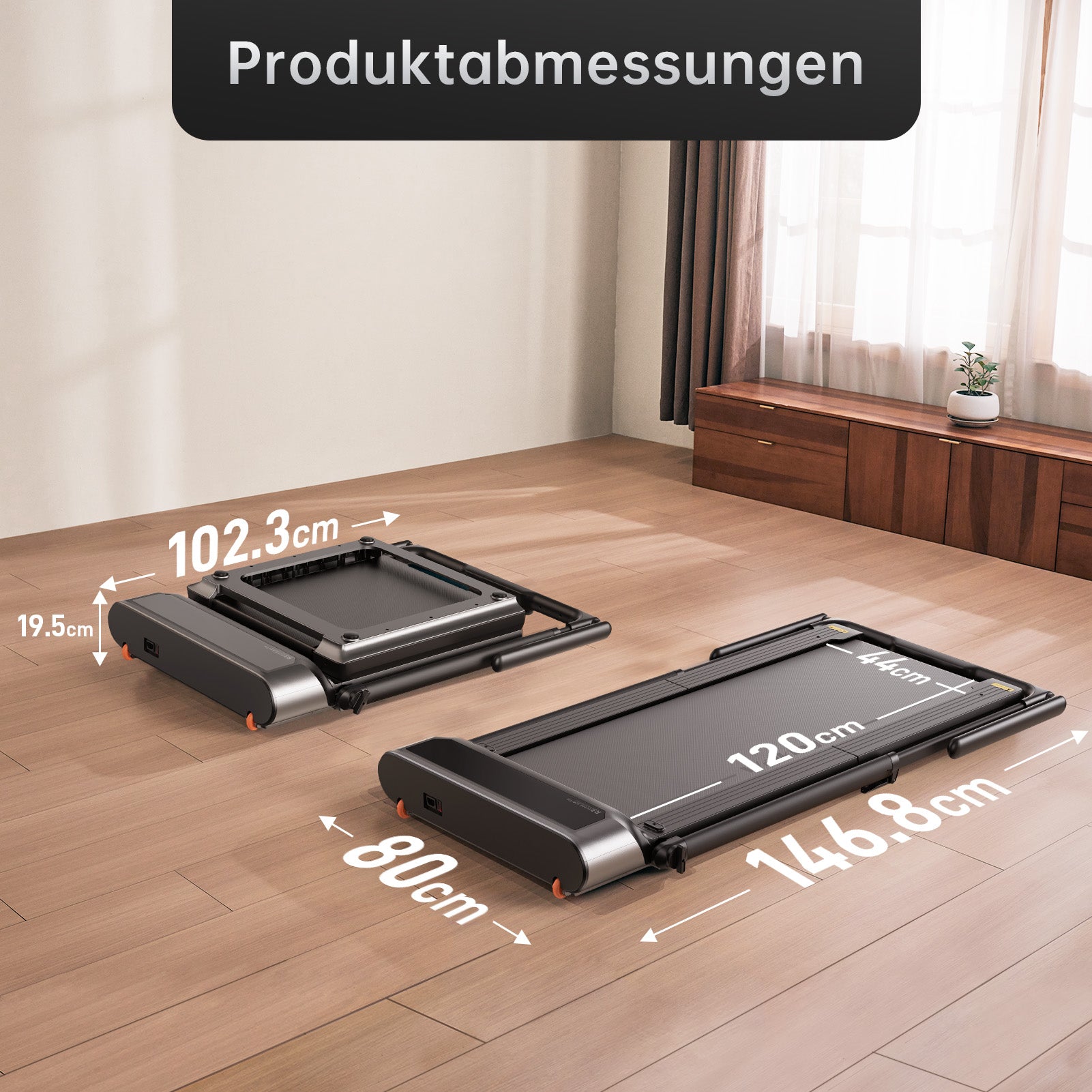 Zwei Kingsmith-Laufbänder, darunter das WalkingPad R3 Hybrid+ Klappbares Laufband bis 12 km/h, sind nebeneinander auf einem Holzboden abgebildet - eines zusammengeklappt und eines ausgeklappt -, wobei die Abmessungen in Zentimetern angegeben sind.