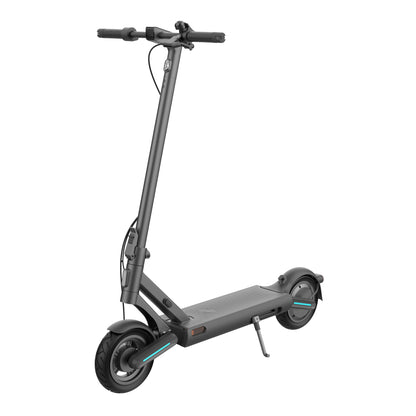 Der Odys ULTRON i75 E-Scooter verfügt über einen schwarzen Rahmen, einen Ständer, ein breites Deck und einen aufrechten Lenker. Er wurde für die eMobilität in der Stadt entwickelt und steht auf einem schlichten weißen Hintergrund.