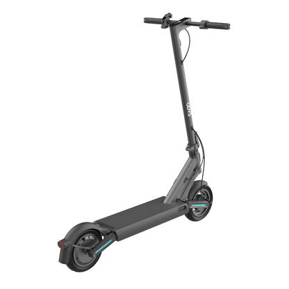 Der Odys ULTRON i75 E-Scooter verfügt über ein schlankes schwarzes Deck, einen aufrechten Lenker, Vorder- und Hinterräder sowie ein hinteres Schutzblech. Sein modernes, minimalistisches Design ist ideal für die urbane E-Mobilität.