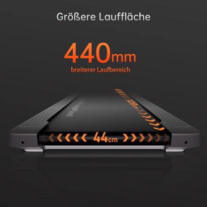 Das Kingsmith WalkingPad R3 Hybrid+ Klappbares Laufband bis 12 km/h ist mit einem Text abgebildet, der die 440 mm breite Lauffläche hervorhebt, und mit Pfeilen, die auf die Breite hinweisen, um die größere Lauffläche zu betonen.