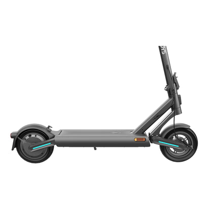 Seitenansicht des Odys ULTRON i75 E-Scooters in mattem Grau mit blaugrünen Akzenten. Sie zeigt ein breites Deck, Vorder- und Hinterräder und einen teilweise sichtbaren aufrechten Lenker.