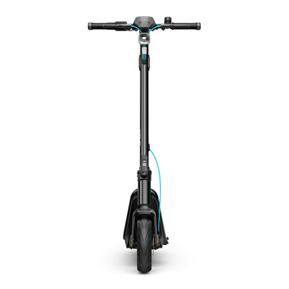 Frontansicht des Odys ALPHA X5 PRO - E-Scooters mit einem einzelnen Scheinwerfer, Lenker und Vorderrad vor weißem Hintergrund. Sein faltbares Design kombiniert Stil und Komfort.