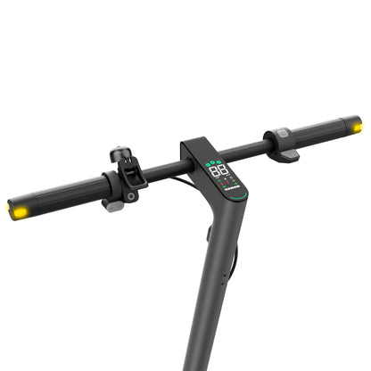 Nahaufnahme des Lenkers des Odys ULTRON i75 E-Scooters mit LED-Anzeige, Bedientasten und gelben Lichtern an beiden Enden - entwickelt für moderne urbane Mobilität.