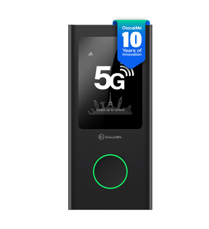 Ein schwarzer GlocalMe Numen Air Model U50 GLMU21A01 5G mobiler WiFi-Hotspot mit einem Bildschirm, grünem kreisförmigen Licht und einem blauen "10 Years of Innovation"-Abzeichen in der oberen rechten Ecke.