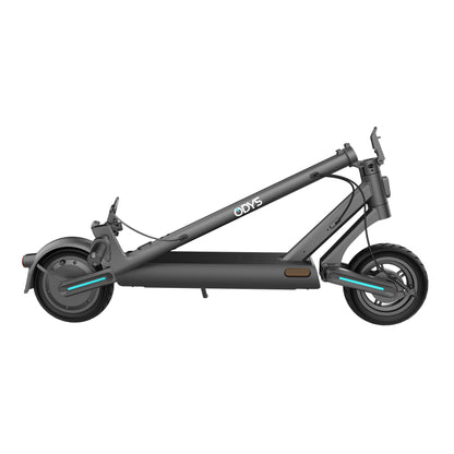 Der Odys ULTRON i75 E-Scooter mit schwarzen und blauen Akzenten wird im Seitenprofil auf einem schlichten weißen Hintergrund gezeigt - ideal für moderne urbane E-Mobilität.