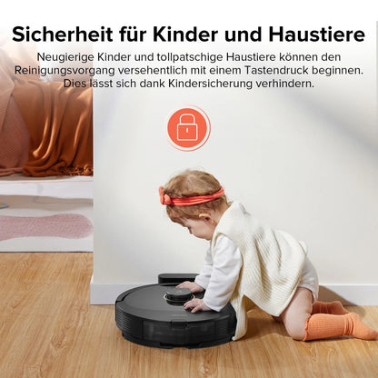 Ein Baby in einem weißen Outfit und einem orangefarbenen Stirnband berührt einen Roborock Q8 Max Special Edition Staubsaugerroboter auf einem Holzboden in der Nähe eines Sofas. Die Informationen zur Kindersicherheit erscheinen oben.