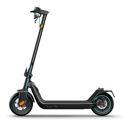 Der Odys ALPHA X5 PRO E-Scooter, abgebildet in Schwarz mit tealfarbenen Akzenten und breiten Reifen auf weißem Hintergrund, bietet eine Reichweite von 50 km für lange Stadtfahrten.