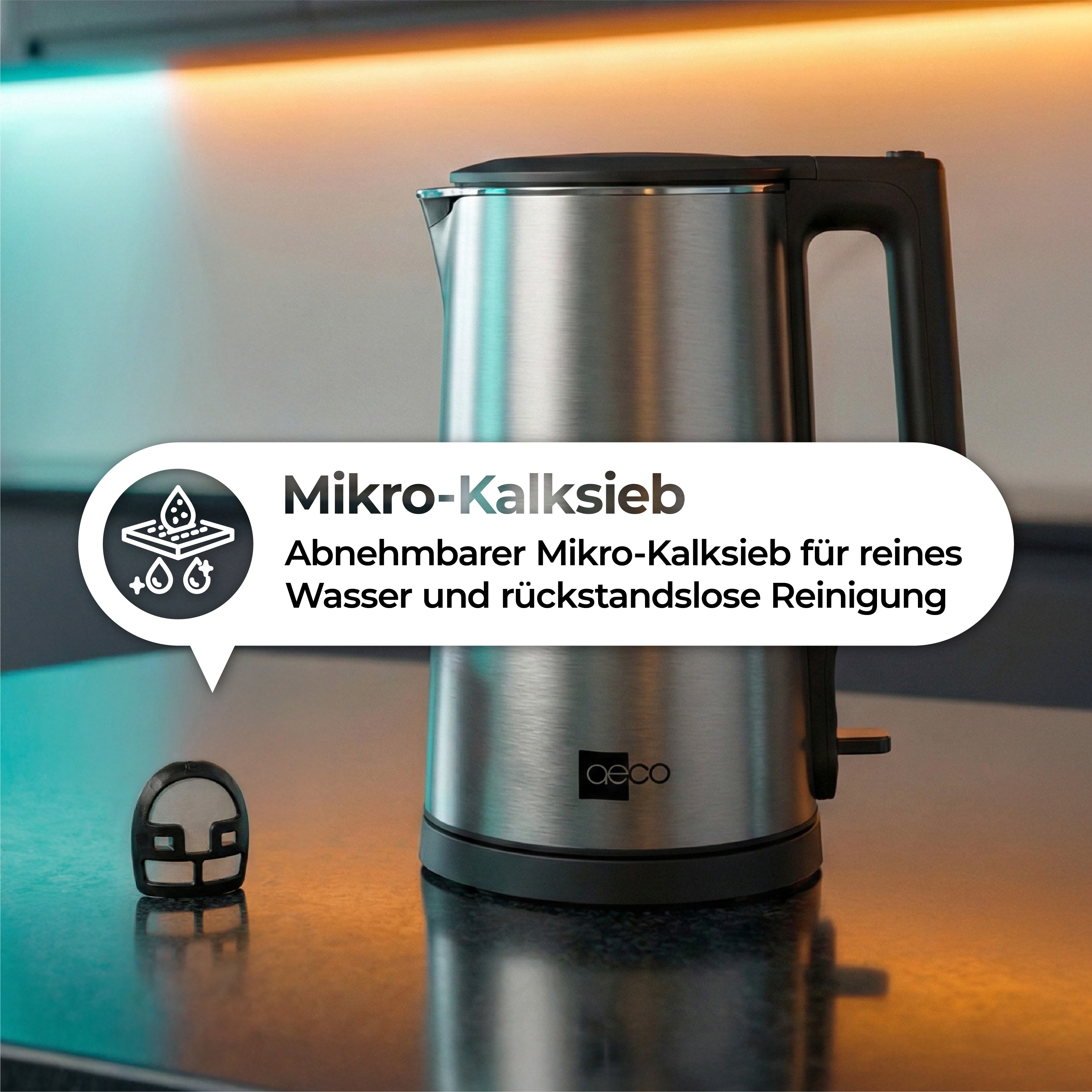 Der aeco AQA NEO Wasserkocher steht auf der Theke neben seinem herausnehmbaren Mikrokalkfilter, auf dem ein deutscher Text die Eigenschaften des Filters hervorhebt.