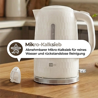 Der aeco AQA ONE Wasserkocher, ein weißer elektrischer Wasserkocher mit herausnehmbarem Mikrokalkfilter, wird auf einer Küchentheke ausgestellt, wobei der Filter separat gezeigt wird. Der deutsche Text hebt seine Eigenschaften hervor.