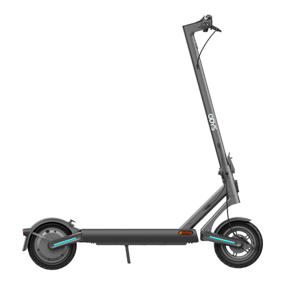Ein schwarzer Odys ULTRON i75 E-Scooter mit klappbarem Lenker, seitlichem Ständer sowie Front- und Rückleuchten ist im Profil auf weißem Hintergrund abgebildet und unterstreicht das urbane eMobility-Design.