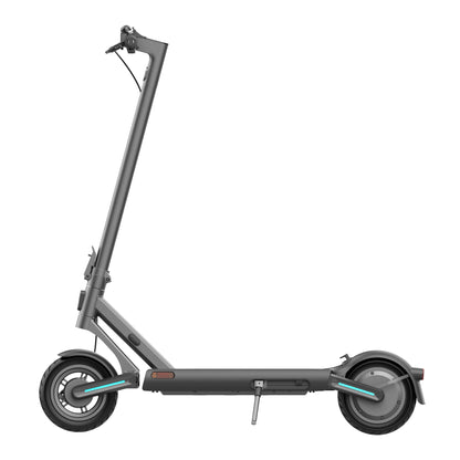 Der Odys ULTRON i75 E-Scooter, der mit seinem eleganten schwarzen Seitenprofil auf dem Ständer präsentiert wird, steht für stilvolle urbane E-Mobilität.