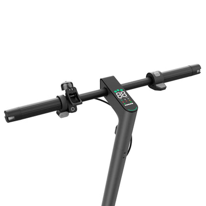 Nahaufnahme des Lenkers des Odys ULTRON i75 E-Scooters mit Digitalanzeige, Handgriffen, Klingel und Gashebel - ein elegantes Beispiel für moderne E-Mobilität.