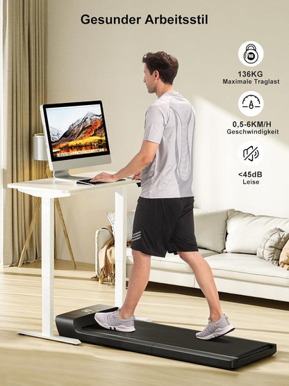 Ein Mann benutzt ein Kingsmith WalkingPad A1 Pro Klappbares Laufband unter einem Stehtisch beim Arbeiten am Computer im Wohnzimmer. Produktmerkmale des Untertisch-Laufbands sind auf Deutsch auf der Seite aufgeführt.