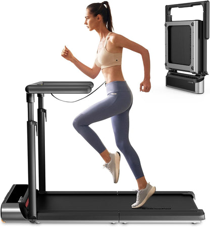 Eine Frau läuft auf dem Kingsmith WalkingPad R3 Hybrid+, einem leisen und klappbaren Laufband bis 12 km/h. Im Bildausschnitt ist das platzsparend hochgeklappte Laufband für die Aufbewahrung zu sehen.