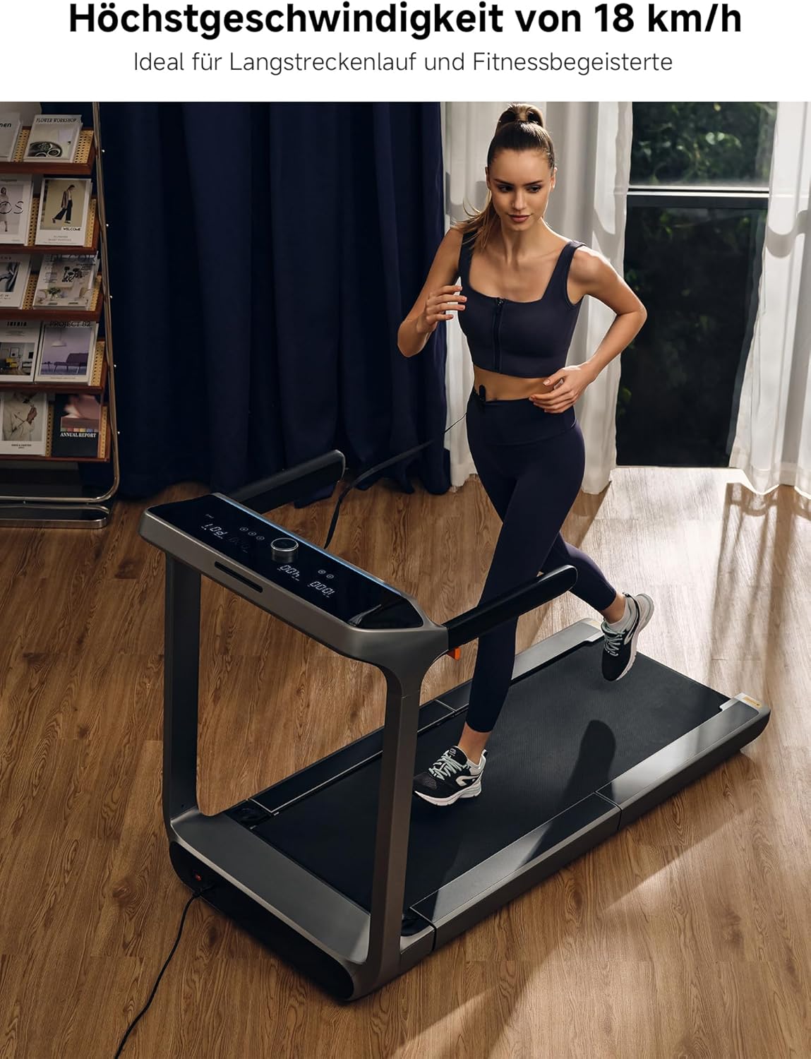 Eine Frau läuft auf dem Kingsmith WalkingPad X218 Klappbares Laufband mit Handläufen (bis 18 km/h & 136 kg) in einem modernen, gut beleuchteten Raum mit Bücherregalen und Vorhängen; Text unterstreicht intensives Training bei einer Höchstgeschwindigkeit von 18 km/h.