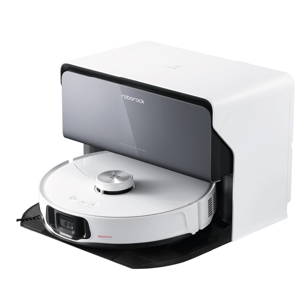 Ein Roborock S8 MaxV Ultra White mit Wasseranschluss ist in seiner Lade- und Reinigungsstation angedockt und trägt das Roborock-Logo auf der Frontplatte.