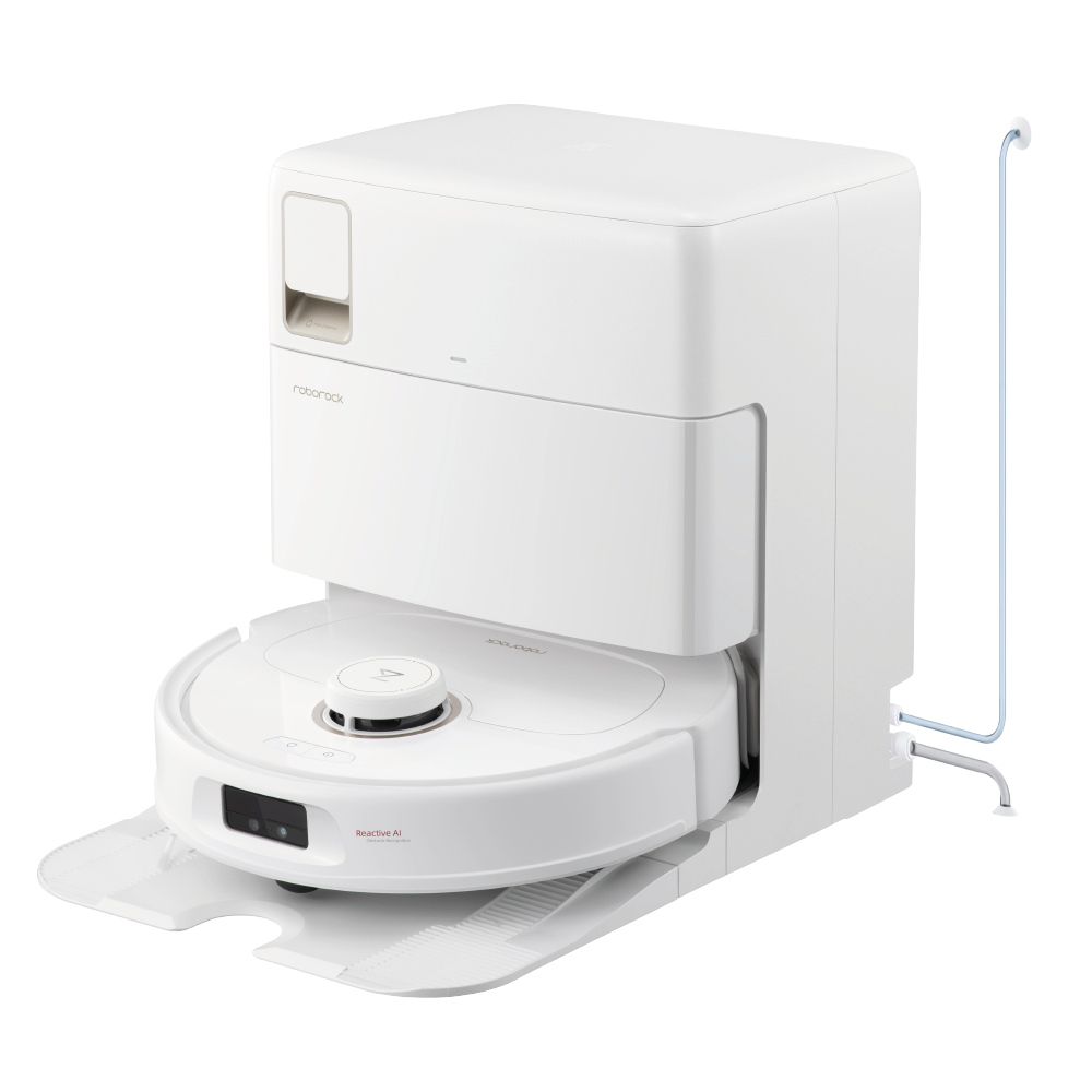 Der Roborock Qrevo MaxV White mit Wasseranschluss ist an seine Lade- und Reinigungsstation angedockt, die mit einem verlängerten Wischpad und einem seitlich angeschlossenen Wasserschlauch ausgestattet ist.