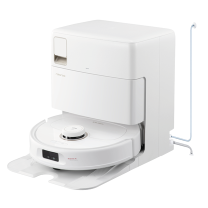 Der Roborock Qrevo MaxV White mit Wasseranschluss ist an seine Lade- und Reinigungsstation angedockt, die mit einem verlängerten Wischpad und einem seitlich angeschlossenen Wasserschlauch ausgestattet ist.