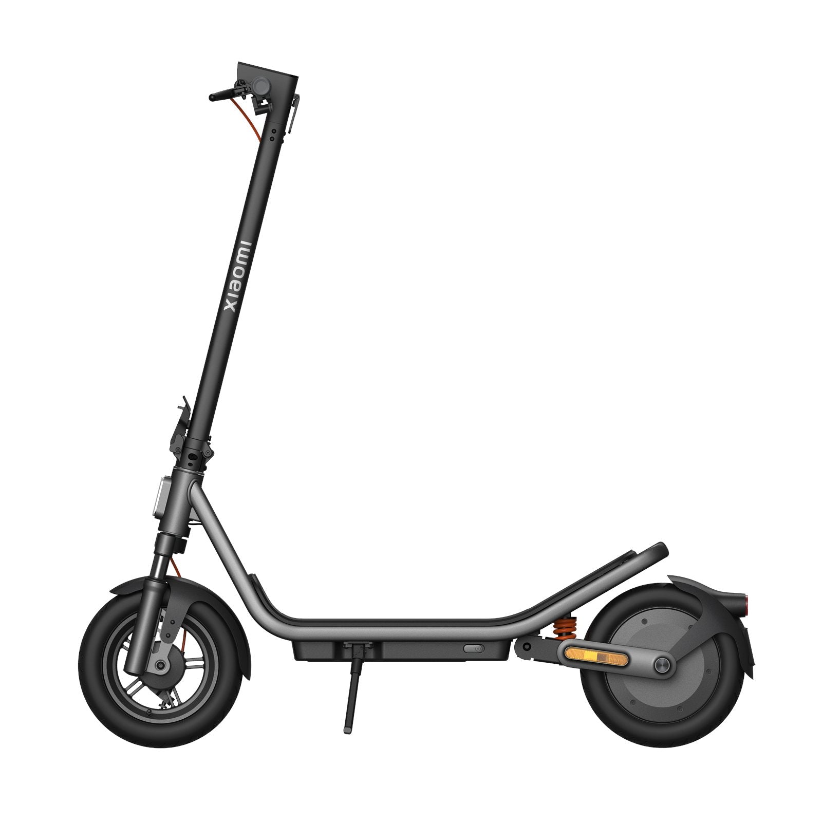 Seitenansicht eines schwarzen Xiaomi Electric Scooter 6 DE mit eingeklapptem Lenker, ausgefahrenem Ständer und sichtbaren Scheibenbremsen am Vorderrad.