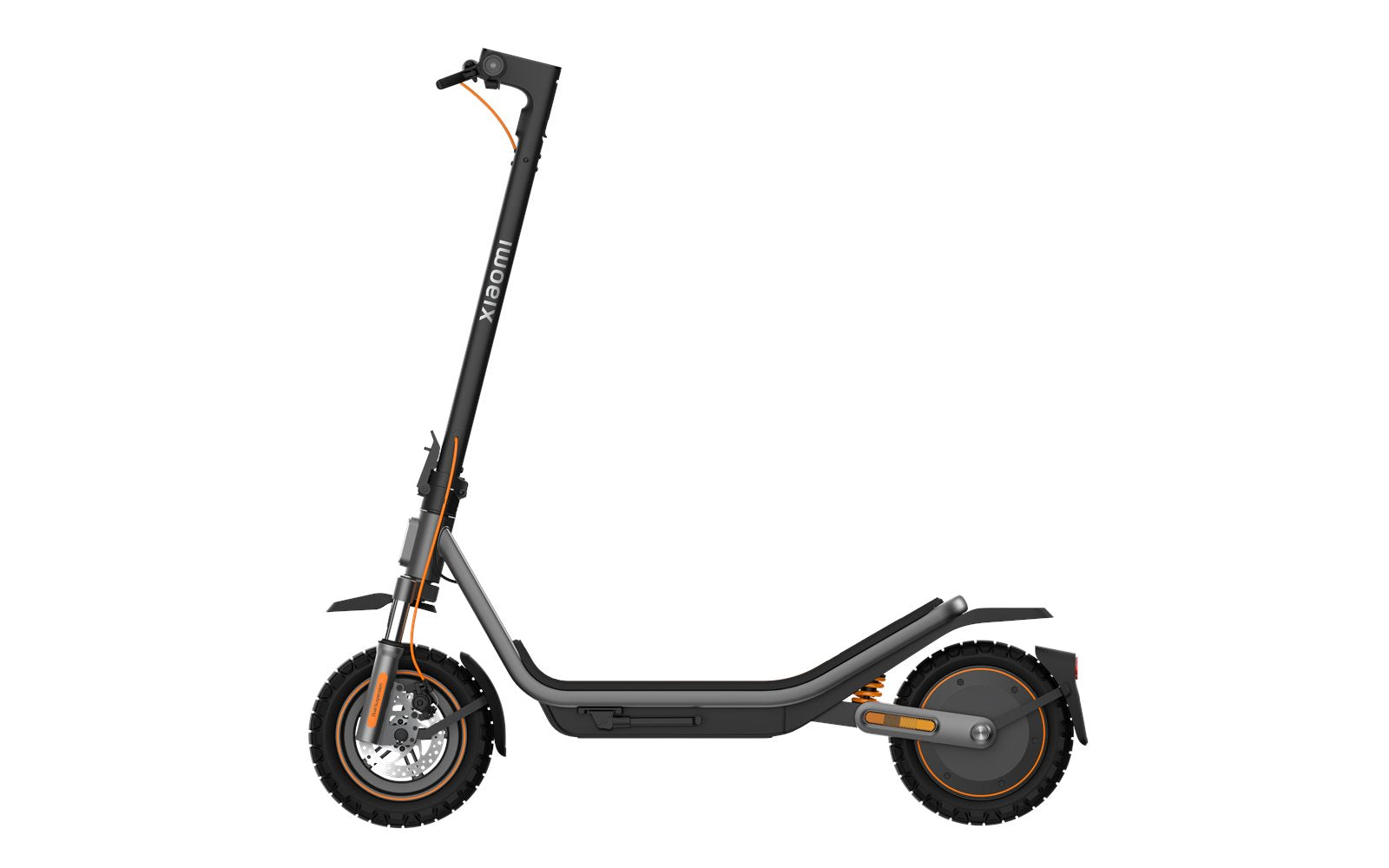 Der Xiaomi Electric Scooter 6 Pro DE, der im Seitenprofil gezeigt wird, hat dicke Reifen, einen erhöhten Lenker und ein schwarz-orangefarbenes Design mit der Marke Xiaomi auf dem Vorbau.