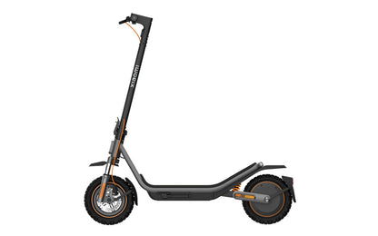 Der Xiaomi Electric Scooter 6 Pro DE, der im Seitenprofil gezeigt wird, hat dicke Reifen, einen erhöhten Lenker und ein schwarz-orangefarbenes Design mit der Marke Xiaomi auf dem Vorbau.