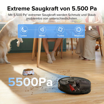 Der Roborock Q8 Max Special Edition Staubsaugerroboter arbeitet auf einem Holzboden in der Nähe von verschüttetem Tierfutter und stellt dabei seine Saugleistung von 5500 Pa und vier Reinigungsmodi vor.