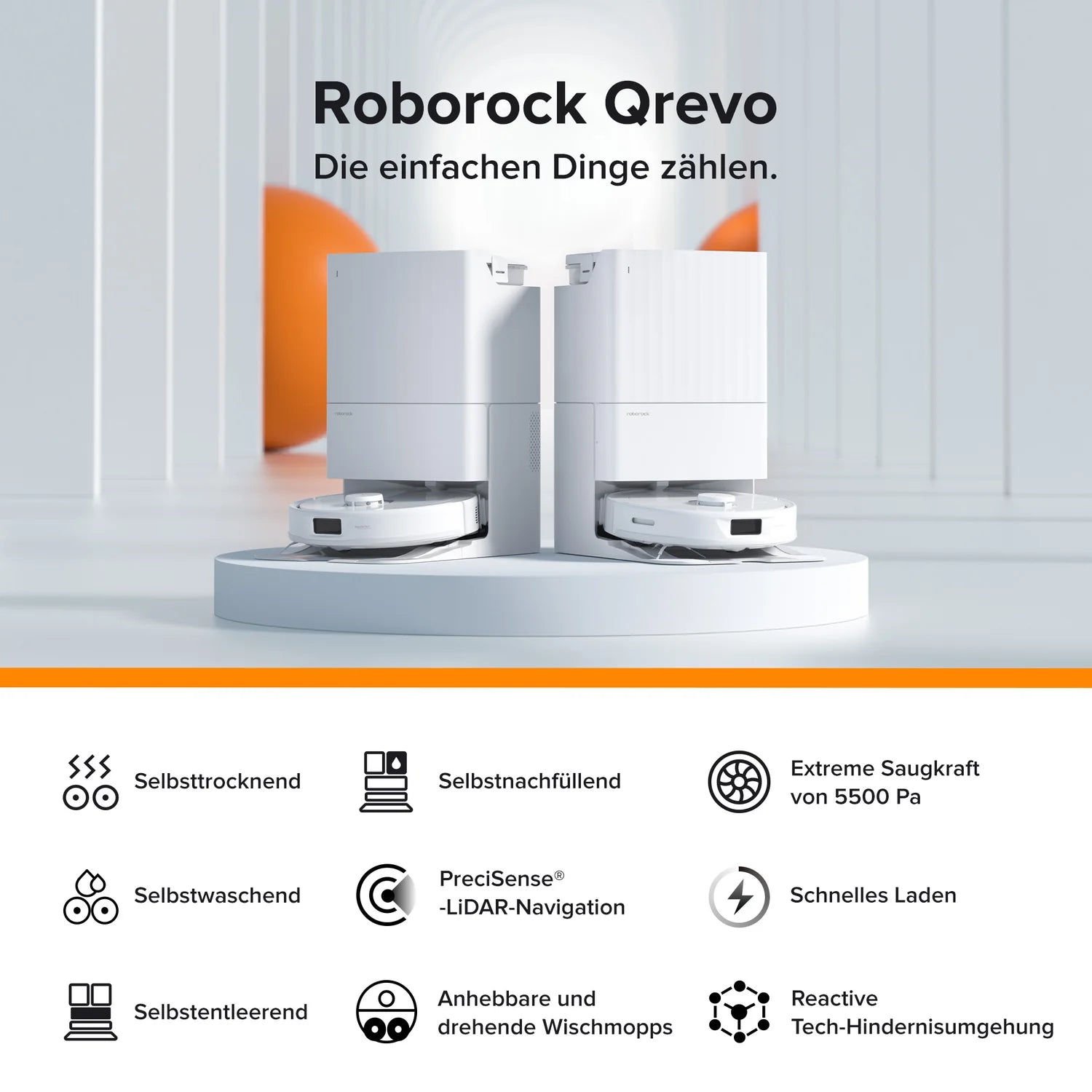 Zwei Roborock Q Revo White Staubsauger sind an ihren Ladestationen angedockt, darunter befinden sich Symbole, die ihre Funktionen auf Deutsch anzeigen.
