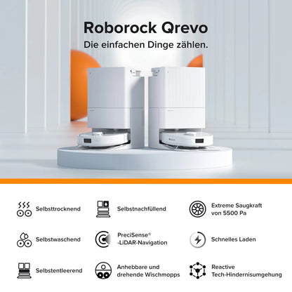 Zwei Roborock Q Revo White Staubsauger sind an ihren Ladestationen angedockt, darunter befinden sich Symbole, die ihre Funktionen auf Deutsch anzeigen.
