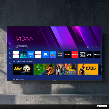Ein „Dyon Movie Smart 24 VX“ 24-Zoll-HD-Smart-TV ist an der Wand montiert; auf dem Bildschirm ist die Benutzeroberfläche des VIDAA-Betriebssystems deutlich zu sehen, auf der verschiedene Streaming-Apps und Programmempfehlungen angezeigt werden.