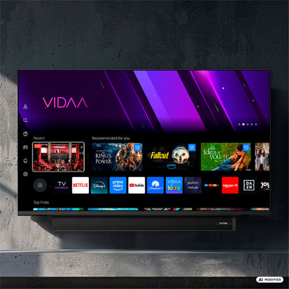 Ein an der Wand montierter DYON Movie Smart 32 VX-S 32-Zoll-HD-Smart-TV – Soundboost verfügt über eine intelligente Benutzeroberfläche auf Basis des VIDAA-Betriebssystems und bietet Streaming-Apps wie Netflix, Prime Video, Disney+ und YouTube. Dieser Dyon-Fernseher ermöglicht Ihnen mit seinen intuitiven Smart-TV-Funktionen nahtlosen Zugriff auf Ihre Lieblingsunterhaltung.