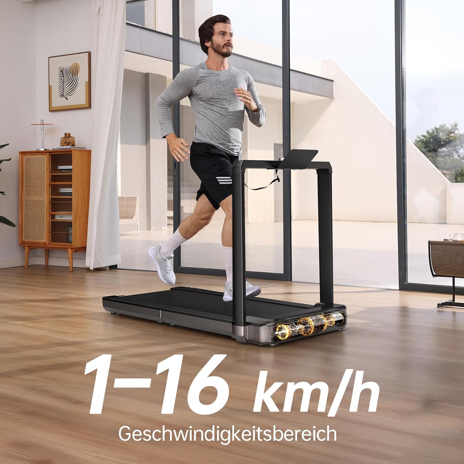 Ein Mann benutzt das Kingsmith WalkingPad X23/MX16 klappbares Laufband (bis 16 km/h & 136 kg) in einem hellen, modernen Wohnzimmer; sein Display zeigt deutschen Text und Geschwindigkeiten von 1 bis 16 km/h.