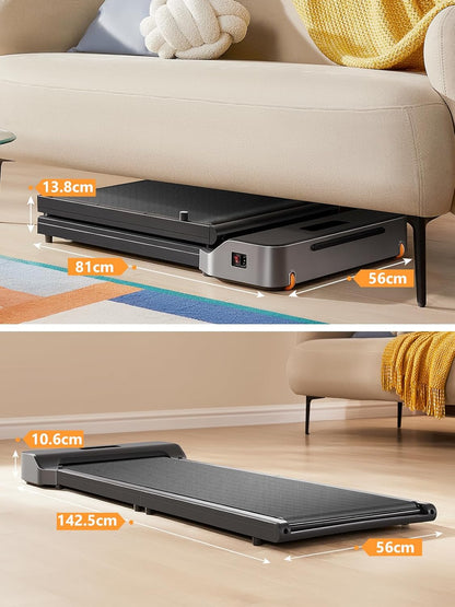 Zwei Bilder zeigen das Kingsmith WalkingPad Z1 Klappbares Laufband für Schreibtisch: eines unter einem Sofa, eines ausgeklappt auf dem Boden, jeweils mit beschrifteten Maßen für kompakte Lagerung und Nutzung.