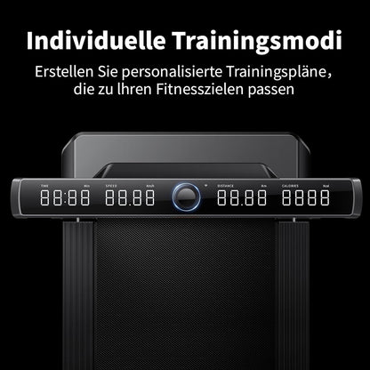 Unter dem deutschen Text über personalisierte Fitnesspläne befindet sich ein Laufband-Bedienfeld mit digitalen Anzeigen, das mit dem innovativen Kingsmith WalkingPad X23/MX16 klappbares Laufband (bis 16 km/h & 136 kg) für ein erstklassiges Trainingserlebnis ausgestattet ist.