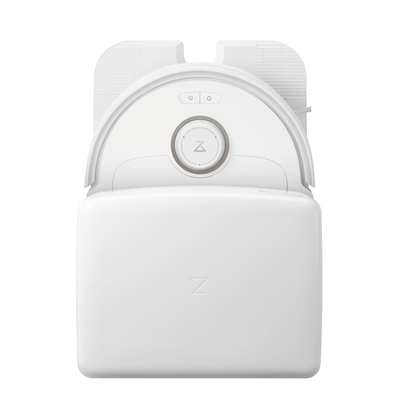 Der Roborock Qrevo MaxV White mit Wasseranschluss ist ein weißer Staubsaugerroboter mit kreisförmigem Bedienknopf und minimalistischem Design, der in seiner Ladestation angedockt und von oben betrachtet wird.