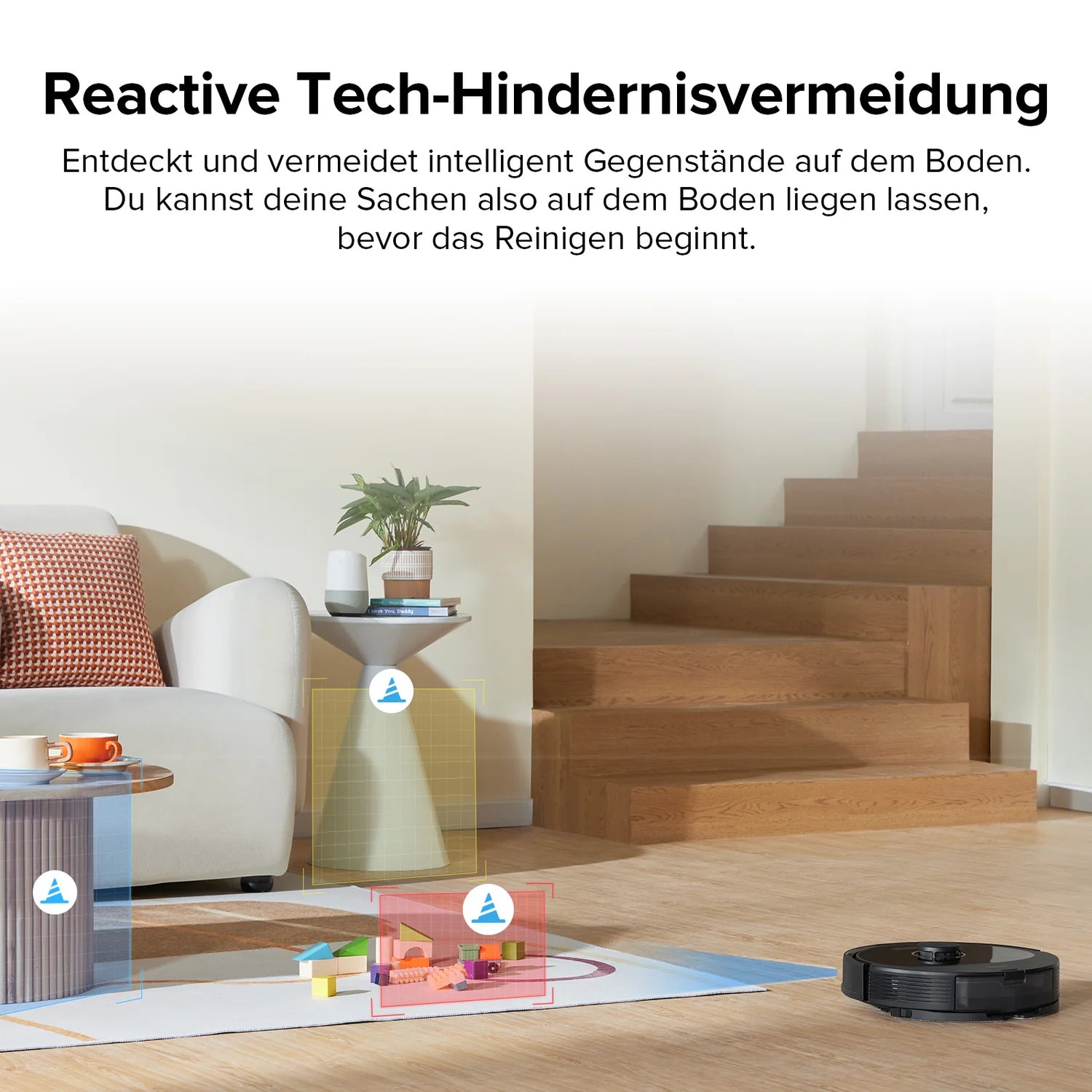 Der Roborock Q8 Max Special Edition Staubsaugerroboter navigiert durch das Wohnzimmer und nutzt die Hindernisvermeidungstechnologie, um Gegenstände wie Spielzeug, Tische und Haustiernäpfe zu erkennen und zu vermeiden. Der deutsche Text beschreibt seine fortschrittlichen Navigationsfunktionen.