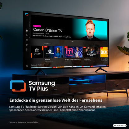 Ein DYON Ultimax 40F-TI-W 40-Zoll-Full-HD-Samsung-Tizen-Smart-TV – Gaming Hub zeigt die Samsung TV Plus-Benutzeroberfläche mit verschiedenen Programmoptionen auf Basis des Tizen-Betriebssystems in einem modernen Wohnzimmer, das mit zeitgenössischen Möbeln und sanfter Beleuchtung eingerichtet ist.