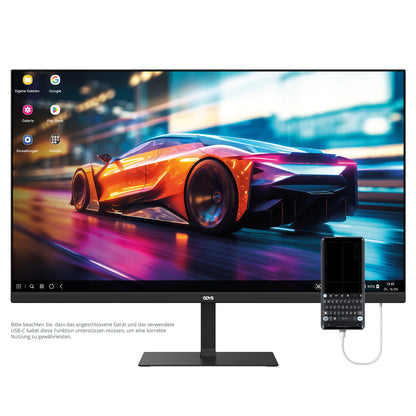 Ein Odys i27-Q-100 Flat Gaming Monitor (27", 69 cm) zeigt ein lebendiges Bild eines futuristischen Sportwagens, wobei ein Smartphone über einen USB-Anschluss als Eingabegerät dient.
