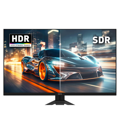 Der Odys i27-Q-180 Flat Gaming Monitor (27 Zoll, 69 cm) zeigt ein geteiltes Bild eines Stadtsportwagens im Vergleich zwischen HDR (links, sattere Farben) und SDR (rechts, mattere Farben), mit Textbeschriftungen für HDR und SDR.
