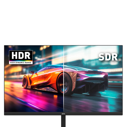 Der flache Gaming-Monitor Odys i27-Q-100 (27 Zoll, 69 cm) zeigt ein Rennwagenbild, das zwischen HDR (links) und SDR (rechts) aufgeteilt ist, wobei die HDR-Seite lebendigere Farben und einen höheren Kontrast zeigt.