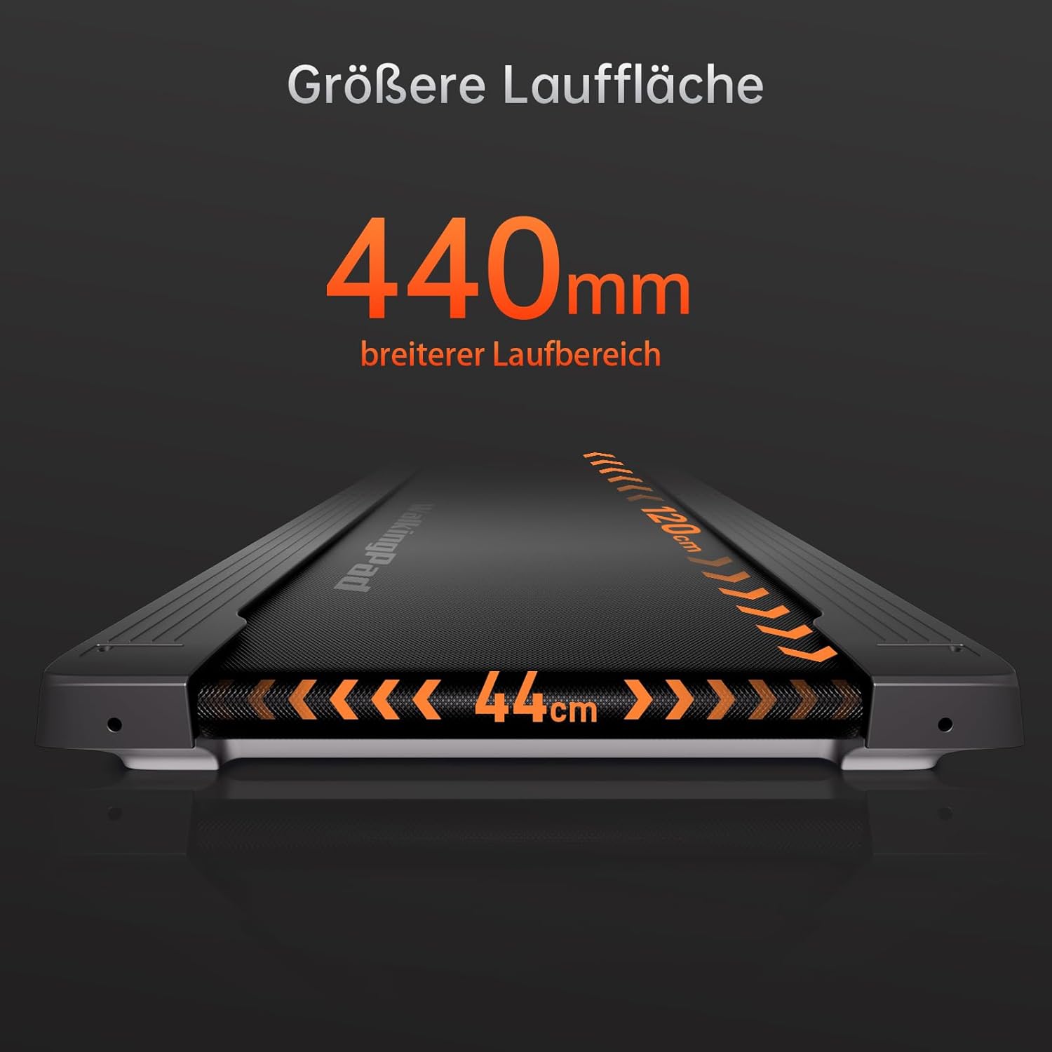 Das Kingsmith WalkingPad R3 Hybrid+ Klappbares Laufband bis 12 km/h zeigt aus niedriger, frontaler Perspektive ein 440 mm breites Deck mit Markierungen. Deutscher Text betont die extra breite Lauffläche und faltbares, leises Design.